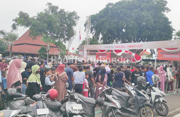 ANTRE: Warga Situbondo menunggu pembagian 10 ribu takjil gratis dalam acara Sataon Pengabdian Bupati Rio&ndash;Ulfi di Alun-Alun Situbondo, Minggu (1/3).