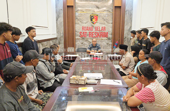 PEMBINAAN: Dua kelompok remaja asal Desa Landangan, Kecamatan Kapongan, dan Panji Kidul, Kecamatan Panji, dimediasi di Mapolres Situbondo, Sabtu lalu (28/2). 