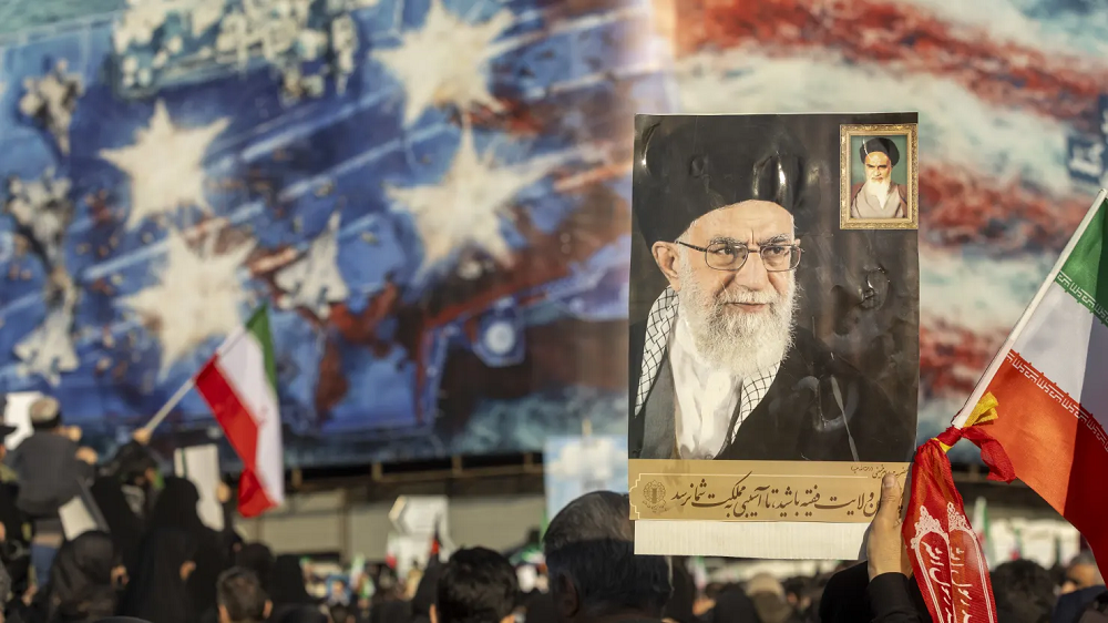 Seorang demonstran memegang poster Ali Khamenei saat ribuan orang berkumpul di Lapangan Enghelab untuk demonstrasi.