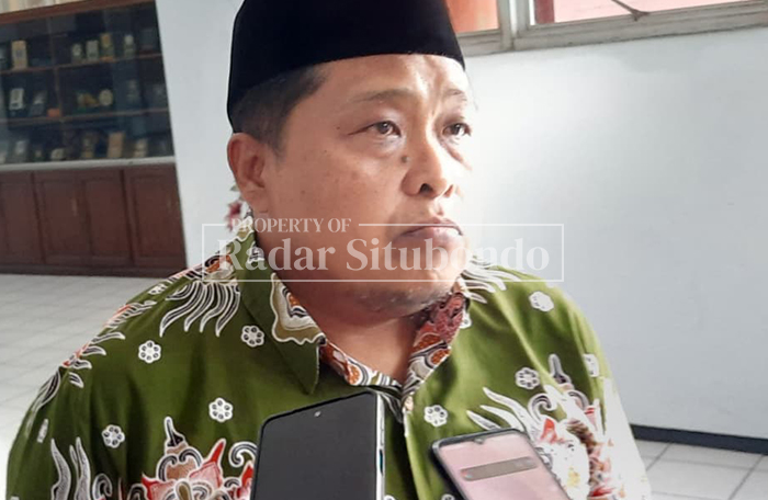 BERI KETERANGAN: Dr. Sandy, Kepala Dinas Lingkungan Hidup (DLH) Situbondo, saat menyampaikan keterangan kepada media, belum lama ini. 