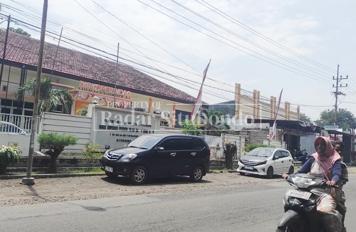 DEPAN PAGAR: Beberapa mobil diparkir di depan Kantor Dinas Koperasi dan Perdagangan (Diskoperindag) Situbondo, Jalan Sucipto, Desa Dawuhan, Kecamatan Situbondo, Senin (2/3). 