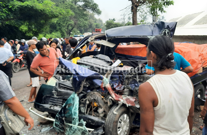 LAKA MAUT:Warga menyaksikan kondisi pikap remuk di Jalan Raya Dusun Kembang Sambi, Desa Pasir Putih, Kecamatan Bungatan, Senin, (2/3)