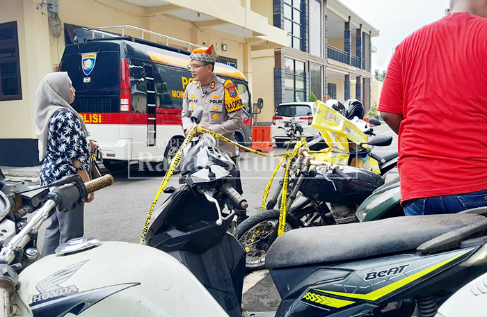 SERAH TERIMA: Kapolres menyakasikan warga yang mengambil unit sepeda motor di halama belakang mapolres situbondo, Senin (2/2). 
