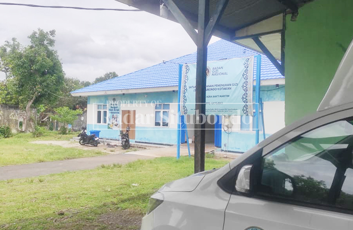 PARKIR DI DEPAN DAPUR: Satuan Pelayanan Pemenuhan Gizi (SPPG) 514 Kotakan, Yayasan Asra Bakti Maritim, Kecamatan Situbondo, Senin (2/3). 