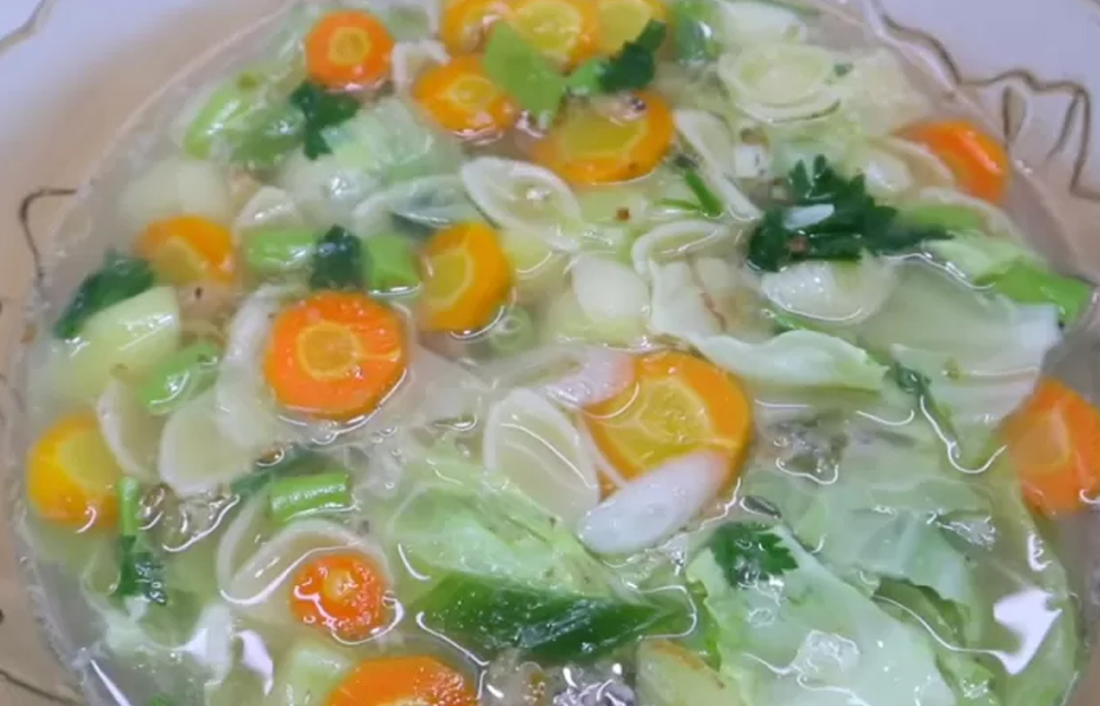 Resep sayur sop sederhana untuk sajian menu buka puasa di rumah.