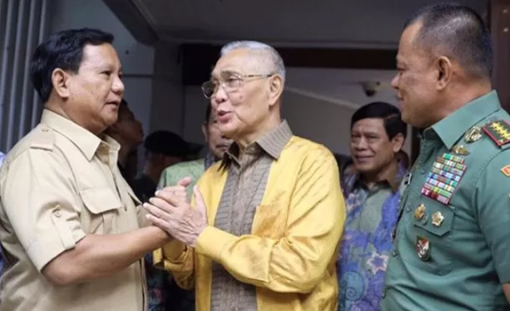 Try Sutrisno (Tengah) ketika bersua Prabowo Subianto dan Jenderal Gatot Nurmantyo saat masih sehat.