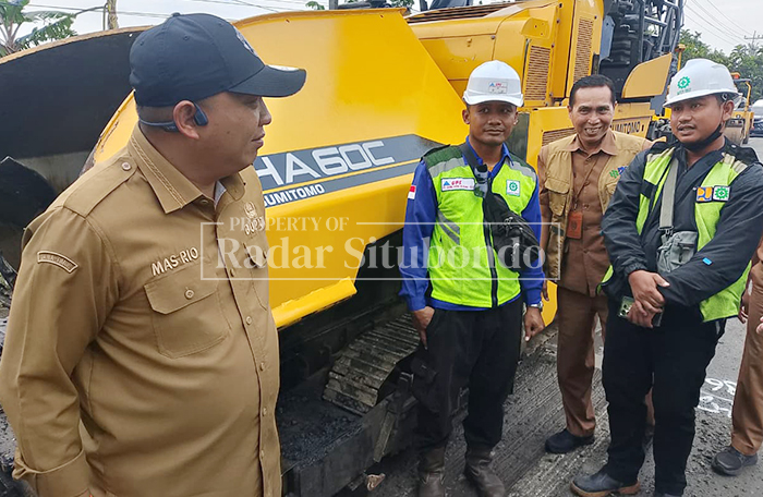 PASTIKAN LANGSUNG: Bupati Situbondo saat menemui pekerja yang melakukan perbaikan Jalan Pantura jelang mudik Lebaran 2026 di Kembangsambi, Kecamatan Bungatan, Selasa (3/3). 
