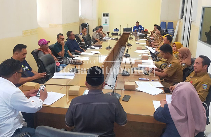 RAPAT PANITIA KHUSUS: Anggota DPRD Situbondo membentuk Panitia Khusus (Pansus) untuk membahas Rancangan Peraturan Daerah (Raperda) di Gedung DPRD Situbondo, Selasa (3/3). 
