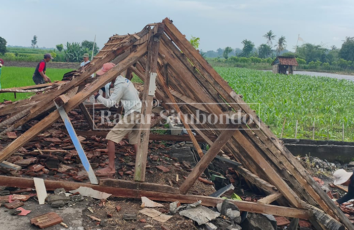 GOTONG ROYONG: Sejumlah warga membantu membersihkan puing-puing bangunan Kelompok Tani (Poktan) di Desa Wonorejo, Kecamatan Banyuputih, Rabu (3/2).