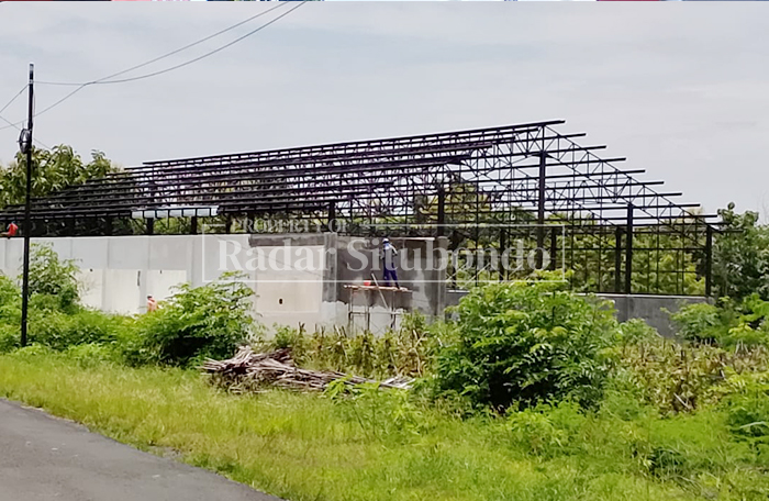 BELUM SELESAI: Salah satu gedung Koperasi Desa Merah Putih (KDMP) di Desa Klampokan, Kecamatan Panji, hampir mencapai 70 persen pembangunan, Rabu (4/3). 