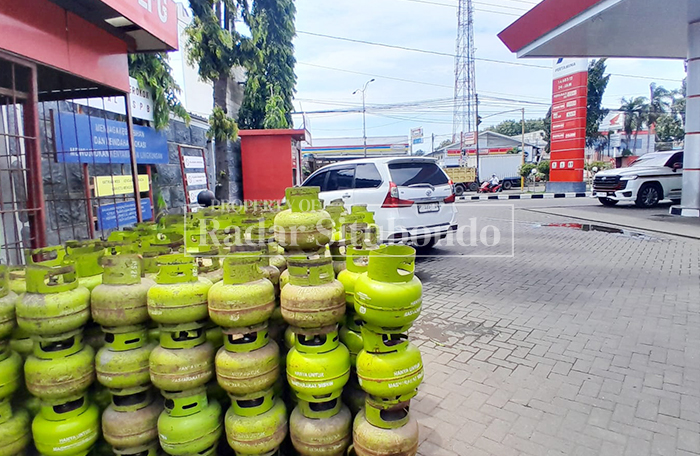 LANGKA: Ratusan tabung elpiji kosong menumpuk di SPBU Panji, Rabu (4/3). 