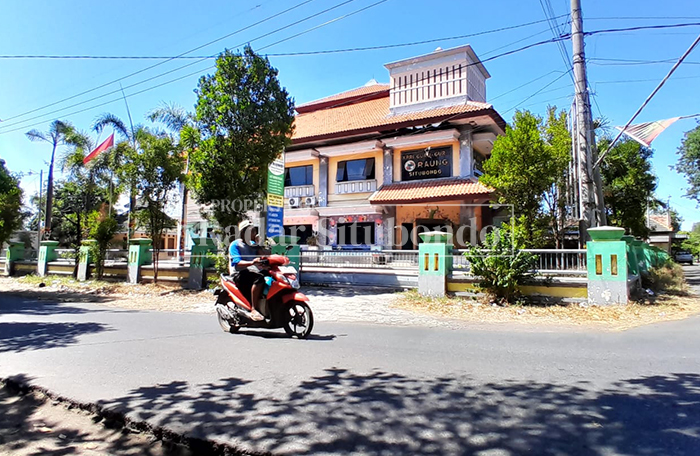 PELAYANAN TUTUP: Salah satu pengemudi sepeda motor melintas di depan kantor KPRI Raung, Desa Talkandang, Kecamatan/Kota Situbondo, Rabu (4/3).