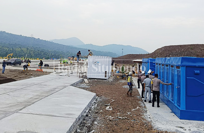 JALAN TOL: Anggota Satlantas Polres Situbondo meninjau jalur tol di Desa/Kecamatan Suboh, Rabu (4/3). 