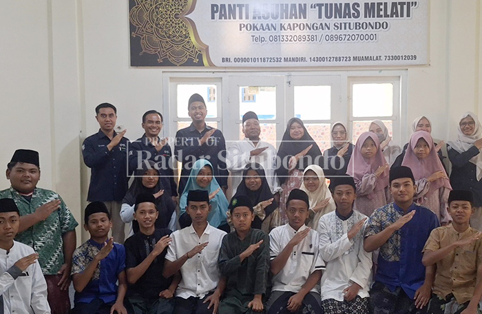 PEDULI ANAK YATIM: KARYAWAN IHC Rs Elizabeth membagikan sembako kepada anak yatim di salah satu panti asuhan kabupaten situbondo, Kamis (5/3). 