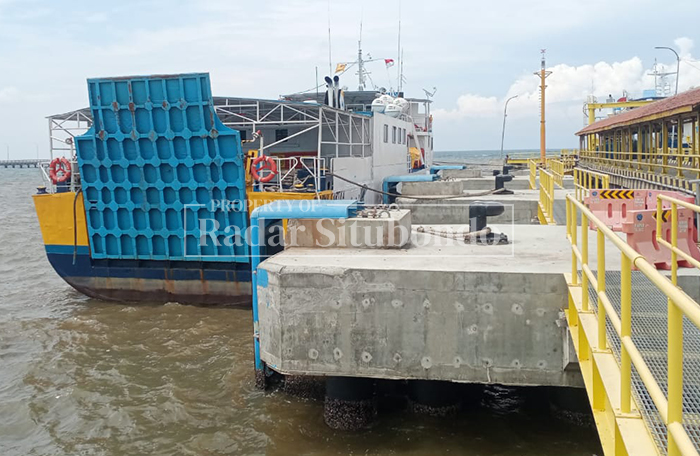 PELAYARAN DITUNDA: Kapal Feri di Pelabuhan Jangkar, Kecamatan Jangkar, tidak bisa berangkat karena cuaca ekstrem, Rabu (4/3). 