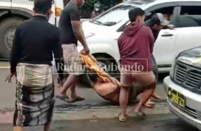 DIHAJAR WARGA:Sopir truk diamankan warga di Jalan Raya, Kecamatan Besuki, Kamis (5/3). 
