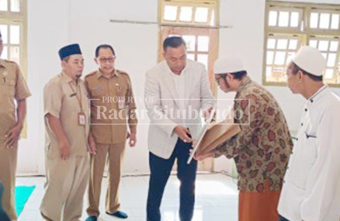 PENYERAHAN INSENTIF: Guru ngaji di Situbondo dari Bupati Situbondo pada tahun lalu 2025 di Pondok Pesantren Sumber Bunga, Desa Selentreng, Kecamatan Kapongan. 