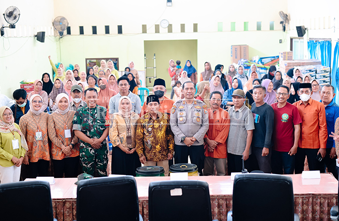 ABADIKAN MOMEN: Manajemen PT MBK Ventura Wilayah Situbondo bersama pemerintah kecamatan, polisi, serta para nasabah mengabadikan momen usai mengikuti kegiatan literasi di Kecamatan Besuki, Jumat (6/3)