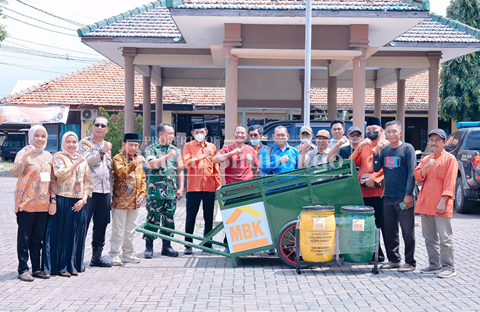 ABADIKAN MOMEN: Manajemen PT MBK Ventura Wilayah Situbondo bersama pemerintah kecamatan, polisi, serta para nasabah mengabadikan momen usai mengikuti kegiatan literasi di Kecamatan Besuki, Jumat (6/3)