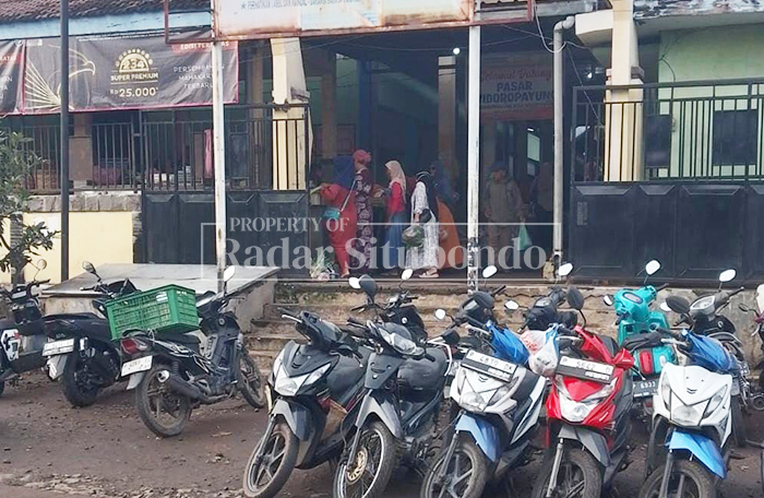 RAMAI PEMBELI: Pasar Desa Widoropayung, Kecamatan Besuki, dipadati oleh para pembeli, Jumat (6/3). 