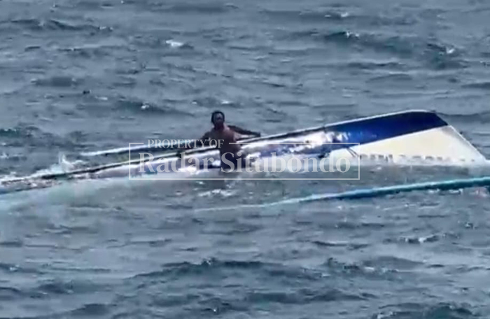 ALAMI LAKA: Puji Pranoto berada di atas perahu terbalik di tengah laut perairan utara Taman Nasional Baluran, Kecamatan Banyuputih, Kamis lalu (5/3).