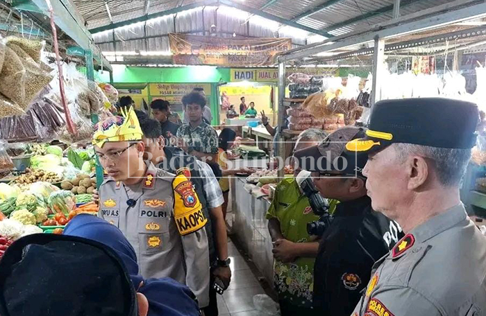 SIDAK PASAR: Kapolres Situbondo AKBP Bayu beserta jajaran dan Diskoperindag Kabupaten Situbondo, meninjau pasar Panji, Jumat (6/3). 