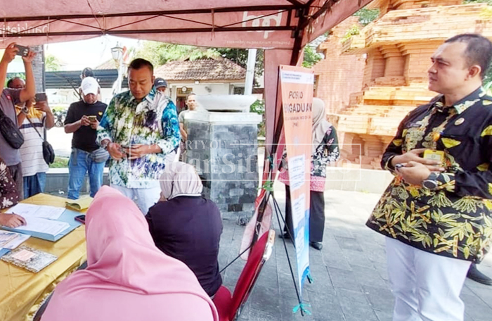 ASPIRATIF: Pemkab Situbondo membuka posko pengaduan bagi keluarga pekerja migran yang terjebak konflik perang di Timur Tengah di depan Pendapa Rakyat Situbondo, Kamis (5/3). 