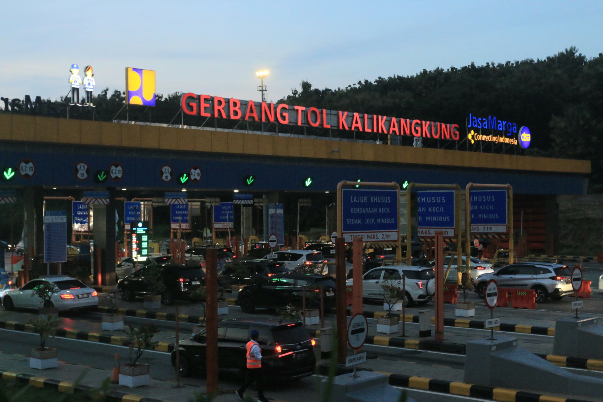 Gerbang Tol Kalikangkung Semarang.