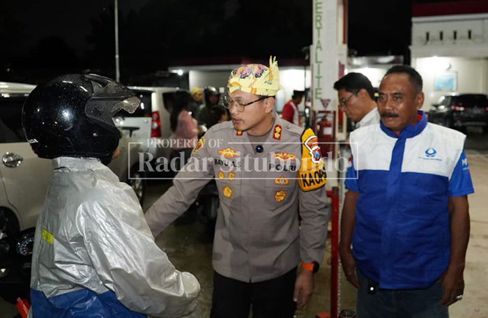 TINJAU SPBU: Kapolres Situbondo, AKBP Bayu Anuwar Sidiqie, meninjau SPBU di Desa Kotakan, Kecamatan/Kota Situbondo, Minggu (8/3). 