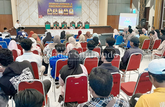 SEMINAR NASIONAL: Ratusan peserta memenuhi Aula 1 SMPN1 Situbondo, Minggu (8/3). 
