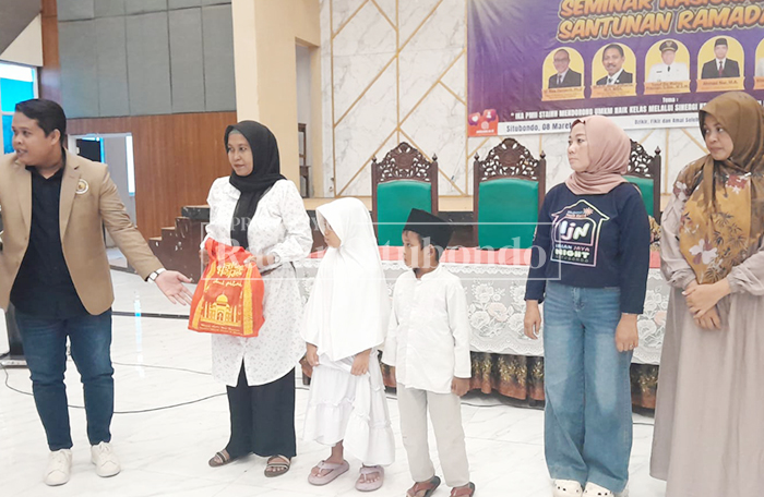BERBAGI: Ikatan Alumni PMII STAINHmemberikan paket sembako kepada puluhan anak yatim sekaligus uang belanja.
