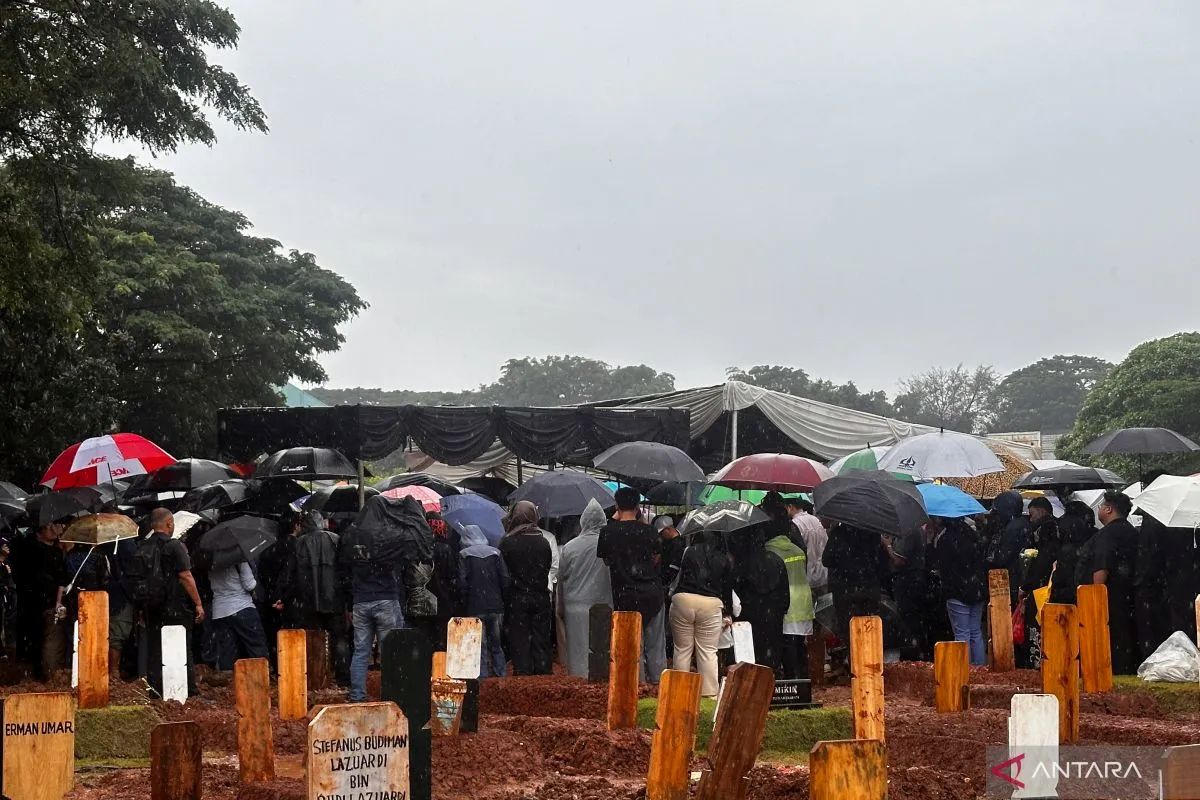 Suasana pemakaman mendiang Vidi Aldiano di TPU Tanah Kusir, Jakarta Selatan, Minggu (8/3/2026).