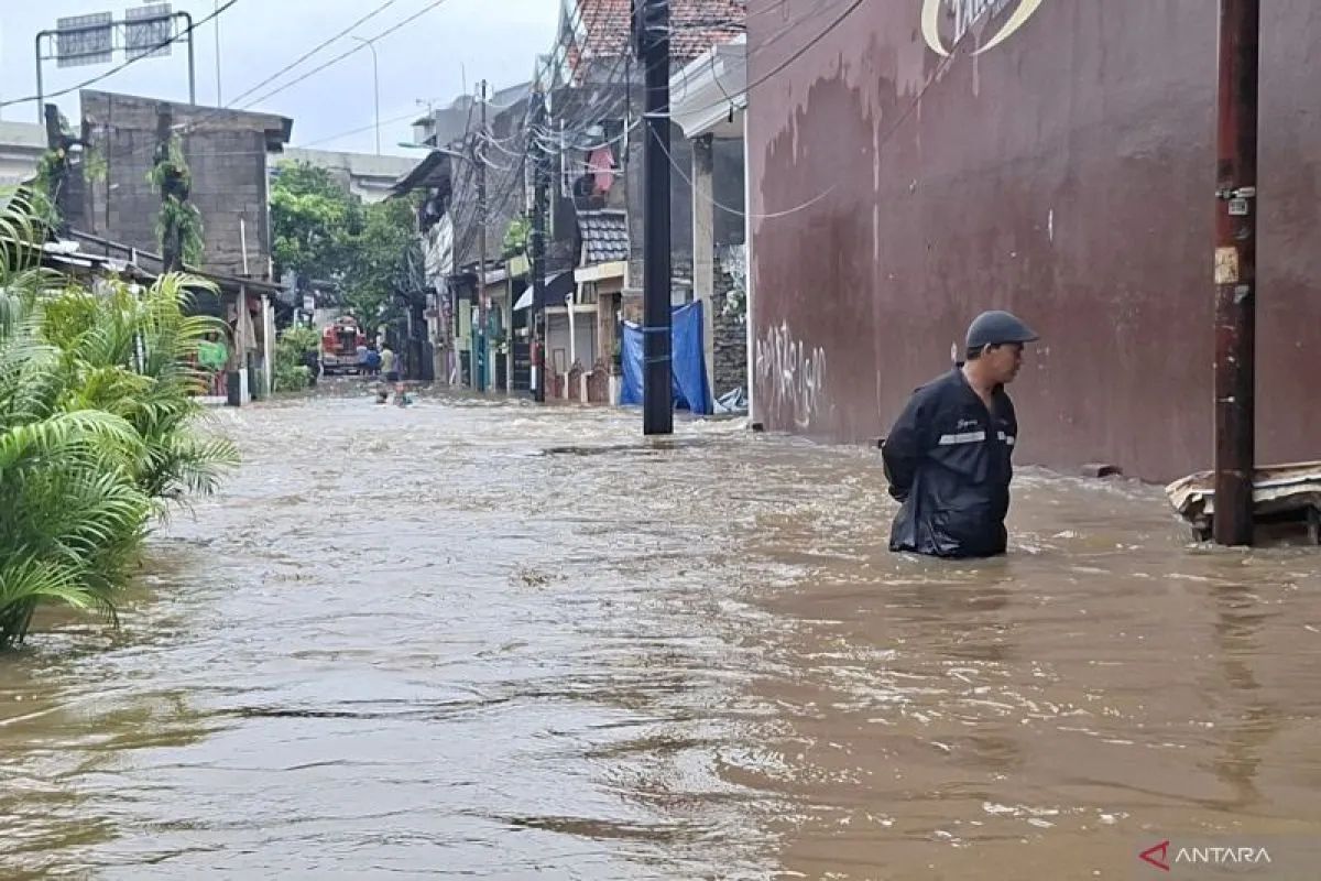 Banjir rendam permukiman warga di RW 04, Kelurahan Cipinang Melayu, Makasar, Jakarta Timur, Minggu (8/3/2026).