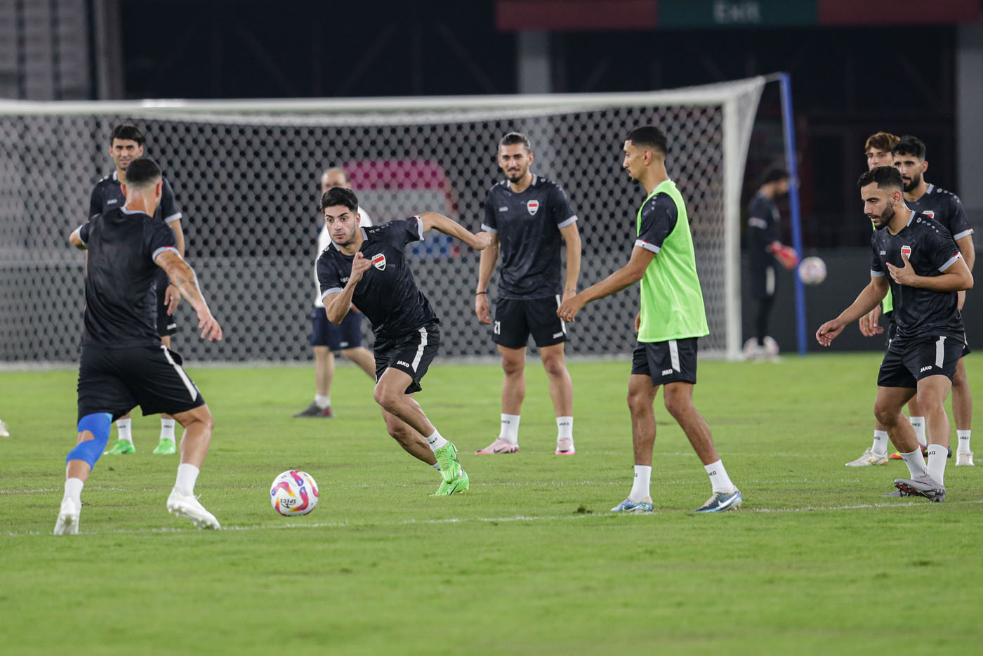 Pemain Timnas Irak melakukan latihan jelang pertandingan Kualifikasi Piala Dunia 2026 di Stadion Utama Gelora Bung Karno, Senayan, Jakarta, Rabu (5/6/2024).