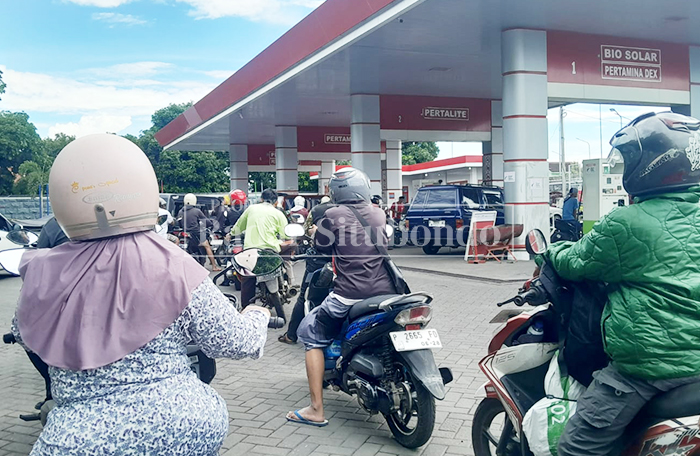 MENGULAR: Antrean panjang terjadi di SPBU Kelurahan Mimbaan, Kecamatan Panji, Minggu (8/3). 