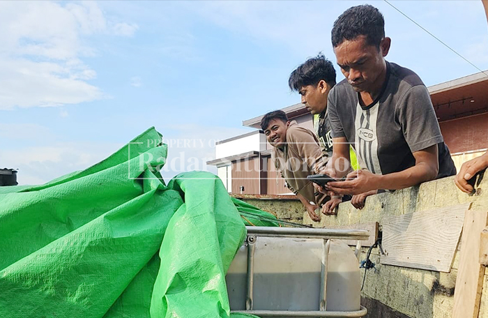 DRAMATIS: Truk yang digunakan untuk mengangkut bahan bakar minyak (BBM) jenis solar berhasil diamankan polisi setelah menabrak pagar usai kejar-kejaran, Kamis (8/3). 