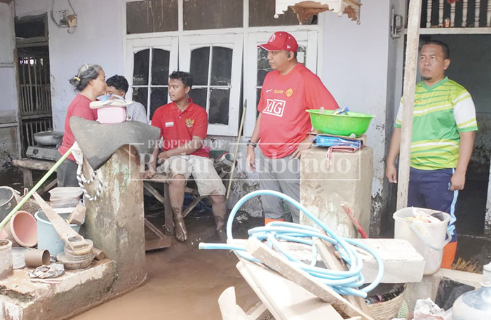 SIAGA: Bupati Situbondo, Yusuf Rio Wahyu Prayogo, menaikkan status penanganan bencana menjadi tanggap darurat saat mendatangi lokasi terdampak banjir di Kecamatan Besuki, Minggu (8/3).