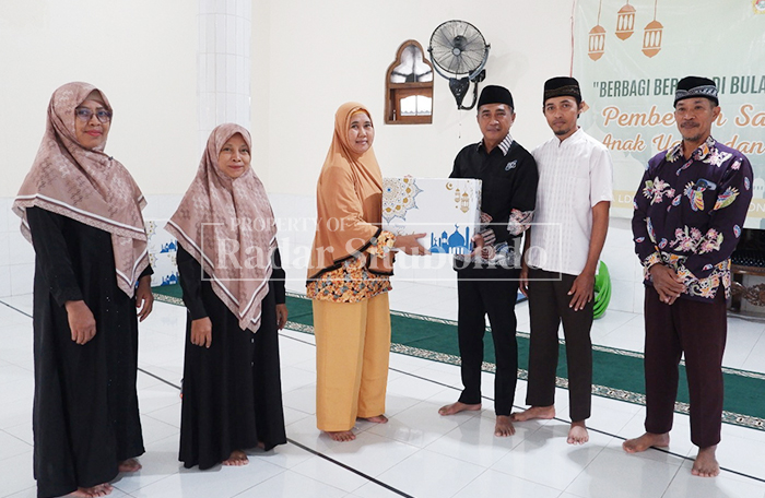 BERI SANTUNAN: Ketua LDII Situbondo, Ir. Arief Fajar (kanan) didampingi Ketua Wanita LDII Situbondo, Sri Windarti (kiri) memberikan santunan kepada armalah (janda) sebagai bentuk perhatian. 