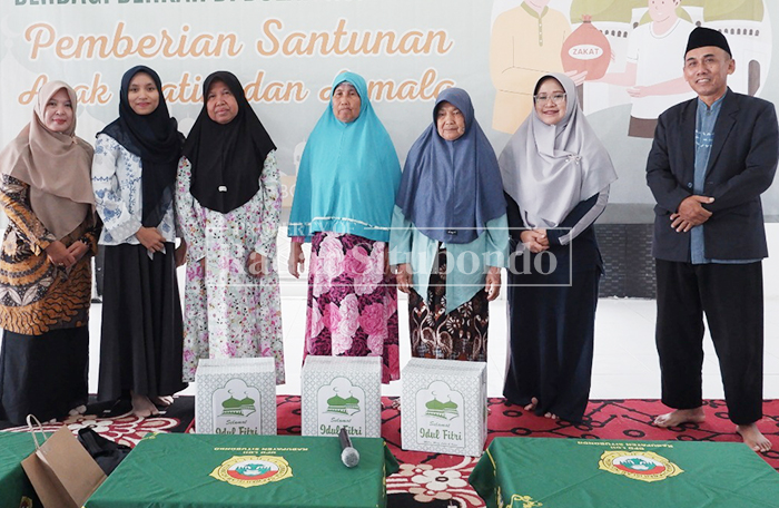 FOTO BERSAMA: Dewan Pimpinan Daerah (DPD) Wanita Lembaga Dakwah Islam Indonesia (LDII) Situbondo menggelar aksi sosial dengan menyalurkan santunan kepada puluhan anak yatim dan armalah (janda)