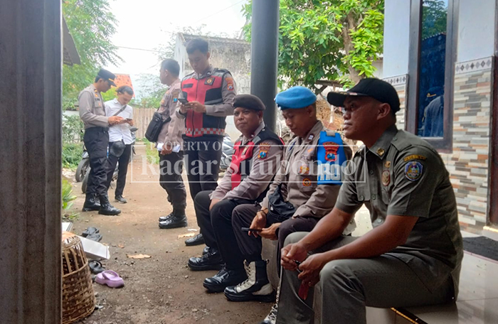 Jenzah Sujak, 74, ditemukan mengapung di aliran sungai Bangeran, perbatasan Desa Sumberejo dan Desa Sumberanyar, Kecamatan Banyuputih, Senin (9/3). 