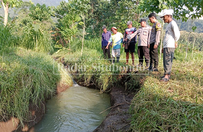 PERISTIWA MAUT: Anggota Polsek Bungatan meninjau sungai tempat korban mandi di Dusun Tegal Mulyo, Desa Pasir Putih, Kecamtan Bungatan, Minggu lalu (8/3). 