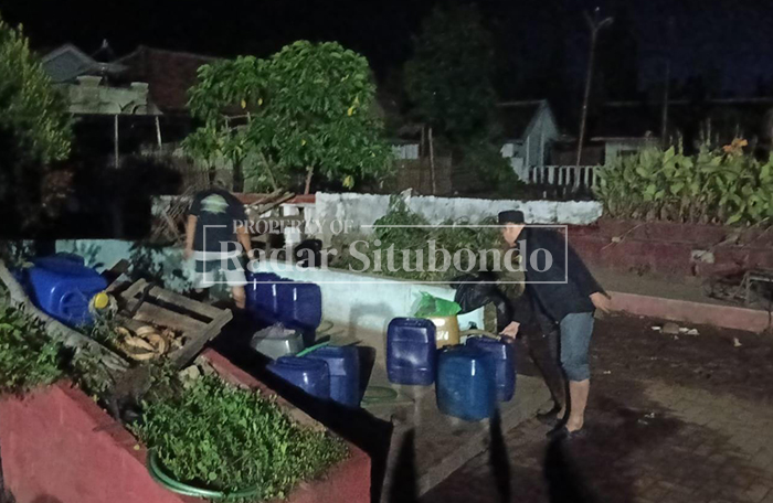 SIDAK PENGIMBAL: Kelompok Sadar (Pokdar) Kamtibmas Bhayangkara Polres Situbondo menertibkan penimbunan BBM jenis pertalite, di Lapangan Desa Lubawang, Kecamatan Banyuglugur, Senin malam.