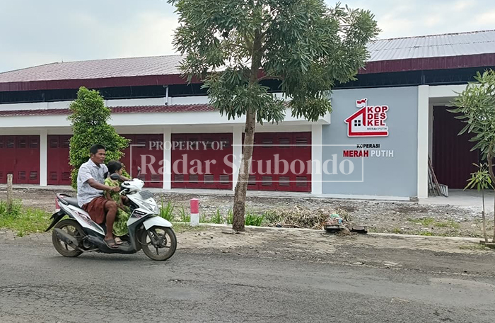 BARU DIBANGUN:  Pengendara sepeda motor melintas di depan Gedung Koperasi Desa Merah Putih di Desa Melandingan Kulon, Kecamatan Mlandingan, Situbondo, Selasa (10/3). 