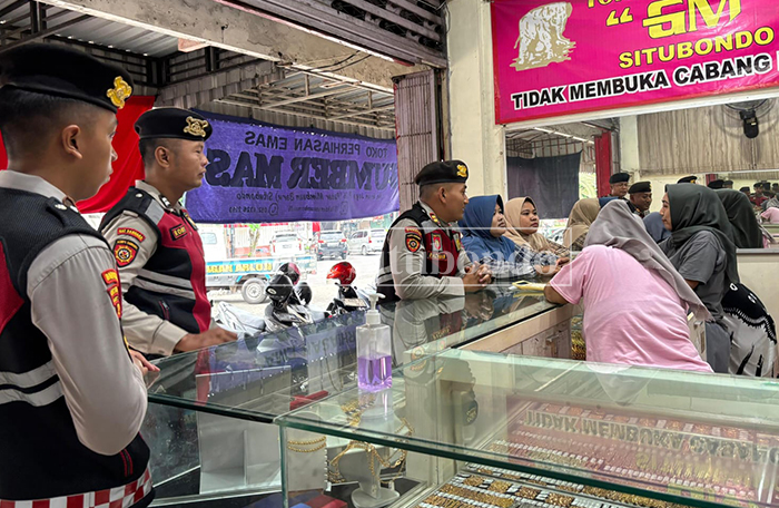 ANTISIPASI KRIMINALITAS: Tim Sabhara Polres  Situbondo mengontrol toko emas di kompleks Pasar Mimbaan Baru, Kecamatan Panji, Selasa (10/3). 