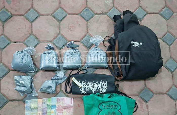 BAHAN PELEDAK: Sejumlah barang bukti diamankan anggota Polres Situbondo, Selasa lalu (10/3). 