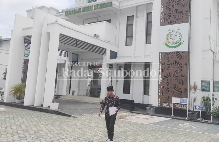 Aktivis PMII keluar dari Kantor Kejari Situbondo usai melaporkan Direktur PT Tentrem Karya Sentosa terkait dugaan kejanggalan dalam proyek pembangunan Gelora Situbondo (GS), Rabu (11/3).