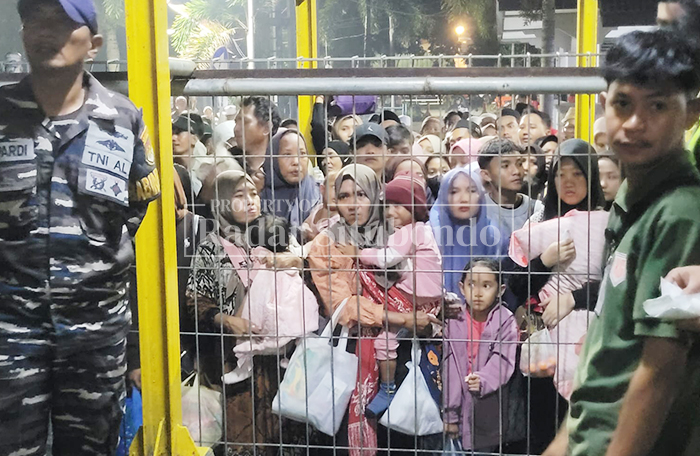 BERDESAKAN: Para penumpang kapal tujuan Madura di Pelabuhan Jangkar berebut masuk ke kapal untuk pulang mudik, Selasa malam (10/3). 