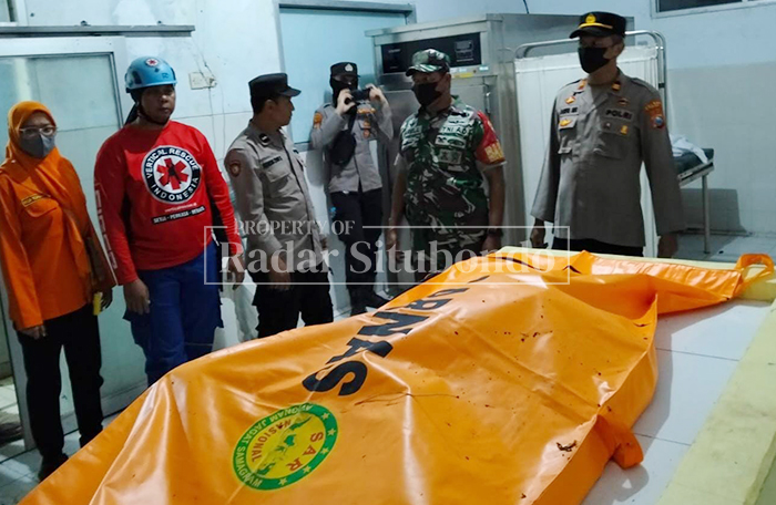 KAMAR MAYAT: Anggota BPBD mengevakuasi mayat Tohari, 44, warga Dusun Krajan, Desa Patemon, Kecamatan Jatibanteng, ke RSUD Besuki, Selasa malam (10/3) pukul 17.40. 