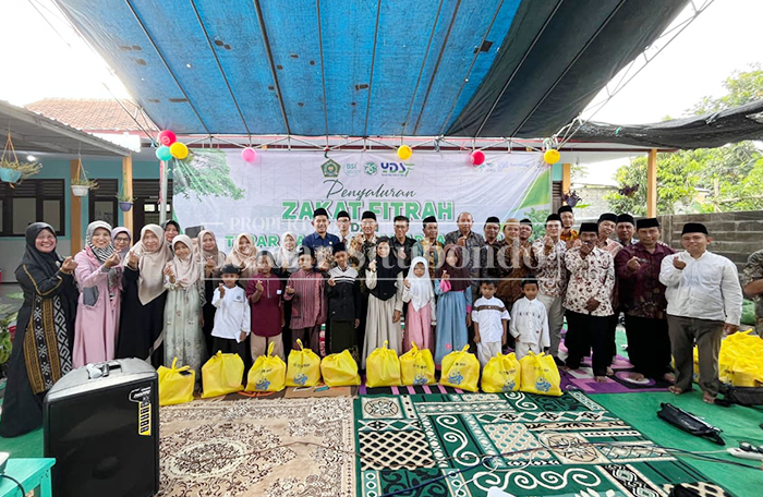 Kantor Kementerian Agama (Kemenag) Situbondo menyalurkan zakat fitrah kepada ratusan mustahik dalam program Tebar Harapan Ramadan (THR), Kamis (12/3). 