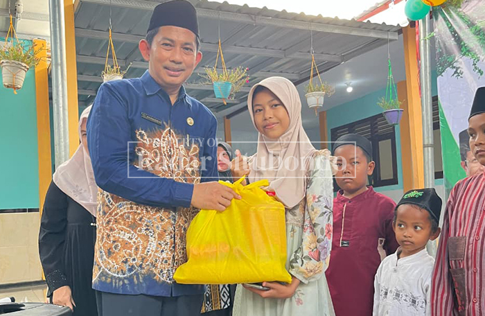 Kepala Kemenag Situbondo, Muhammad Mudhofar menyalurkan zakat fitrah kepada para mustahik di halaman RA Perwanida 1 Curahjeru, Kecamatan Panji, Situbondo, Kamis (12/3).